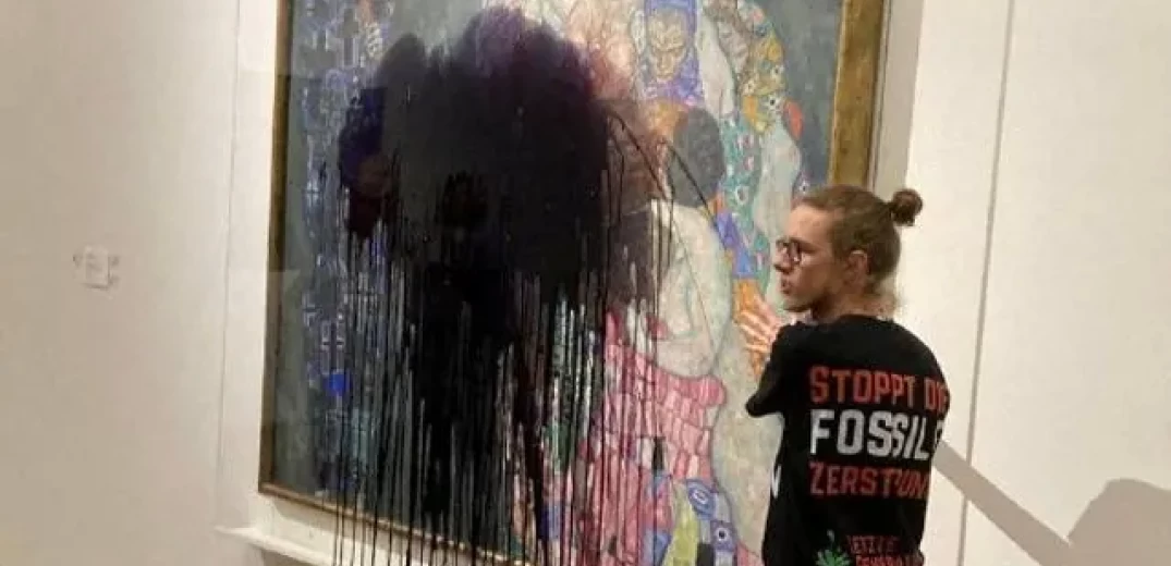 Αυστρία: Aκτιβιστές πέταξαν μαύρο υγρό σε ένα αριστούργημα του Κλιμτ (βίντεο)