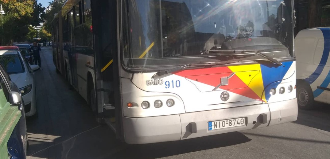 Λεωφορείο του ΟΑΣΘ «έμεινε» στο κέντρο - Μπάχαλο με την κυκλοφορία (φωτ.)