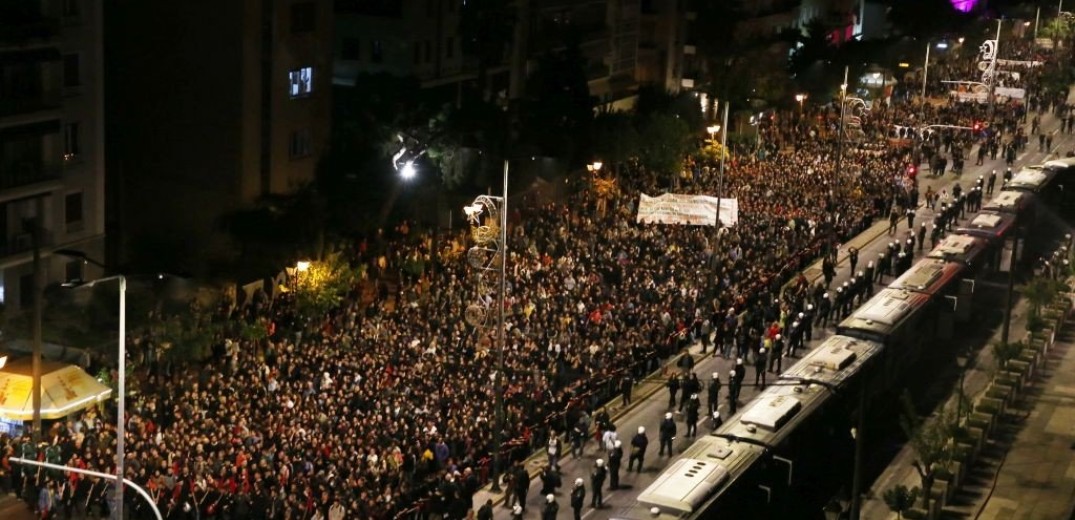 Αθήνα: Ολοκληρώθηκε η μαζική πορεία για το Πολυτεχνείο - Κορύφωση στην αμερικανική πρεσβεία (βίντεο)