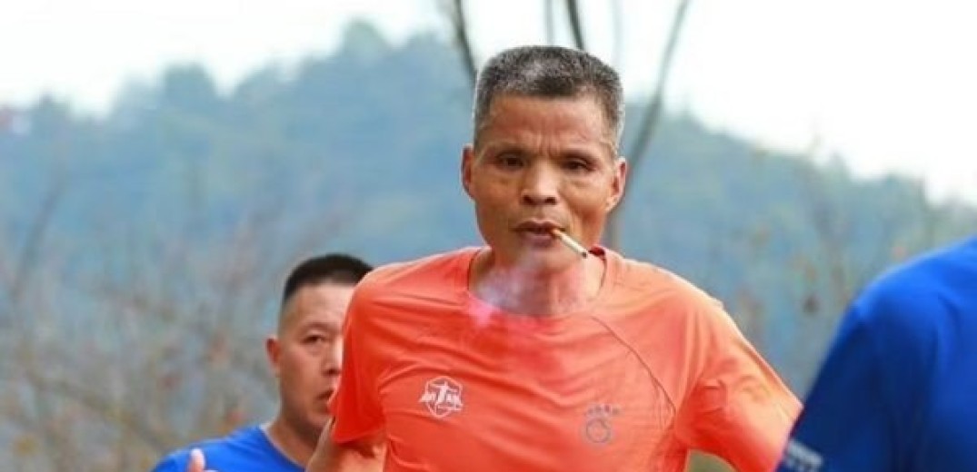 50χρονος κινέζος τρέχει μαραθώνιους... καπνίζοντας - Έκανε 42χλμ σε 3,5 ώρες (φωτ.)