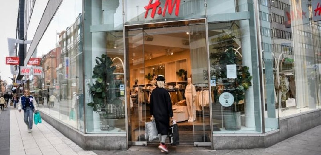 Σε απολύσεις προχωρά και η αλυσίδα H&M: «Κόβονται» 1.500 θέσεις εργασίας
