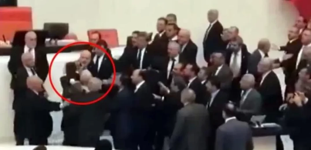 Τουρκία: Ξύλο στη βουλή στη συζήτηση για τον προϋπολογισμό - Στην εντατική βουλευτής της αντιπολίτευσης (βίντεο)