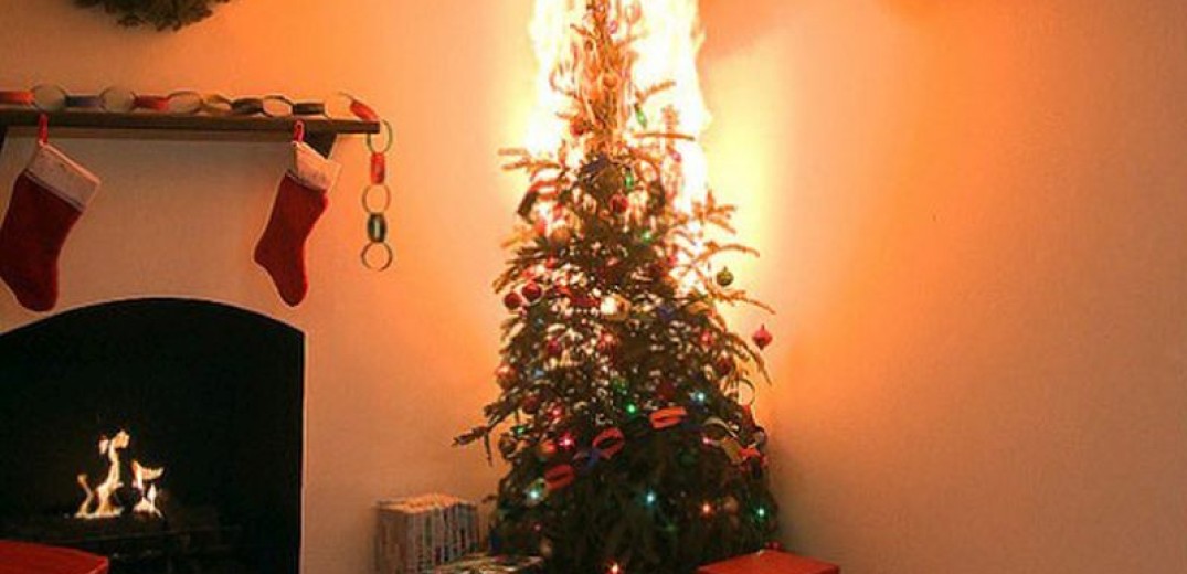 Τι να κάνουμε αν πάρει φωτιά το χριστουγεννιάτικο δέντρο (βίντεο)