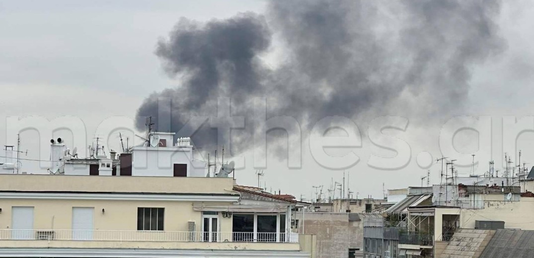 Θεσσαλονίκη: Φωτιά καίει απορρίμματα και καλώδια της ΔΕΗ (βίντεο, φωτ.)