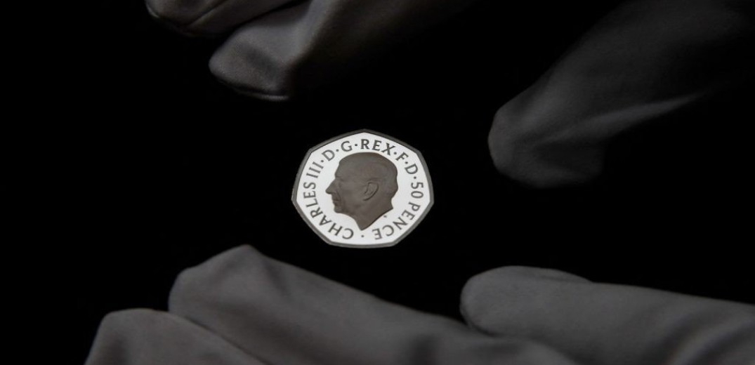 Με το πρόσωπο του Κάρολου θα πληρώνουν από σήμερα οι Βρετανοί - Τι αξίας είναι τα πρώτα νομίσματα με τη φιγούρα του νέου βασιλιά