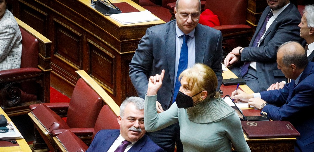 Πρωτοφανές επεισόδιο στη Βουλή: Η Φωτεινή Πιπιλή κινήθηκε απειλητικά προς τα έδρανα του ΣΥΡΙΖΑ - Δείτε βίντεο και φωτογραφίες