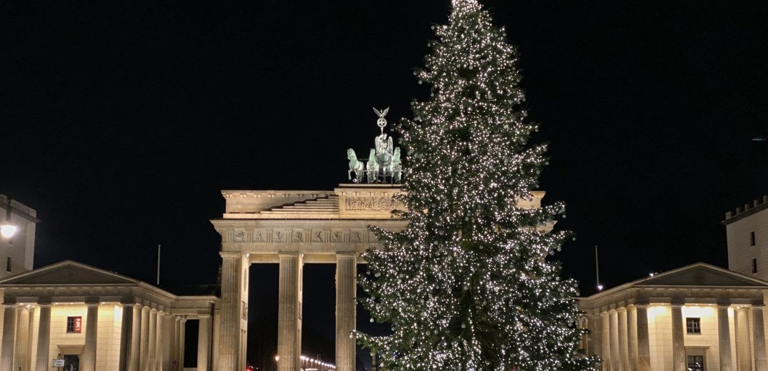 Βερολίνο: Πριόνισαν την κορυφή του χριστουγεννιάτικου δέντρου σε διαμαρτυρία κατά της κλιματικής αλλαγής