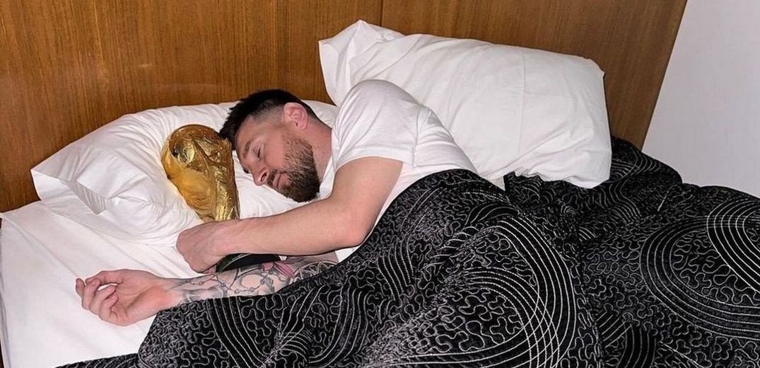 Ο Μέσι κοιμήθηκε αγκαλιά με το τρόπαιο και έγινε viral (φωτ.)