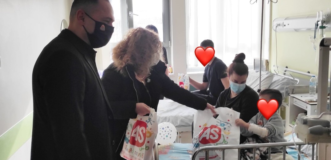 Θεσσαλονίκη: Οι πυροσβέστες έδωσαν δώρα στην παιδιατρική του ΑΧΕΠΑ (φωτ.)