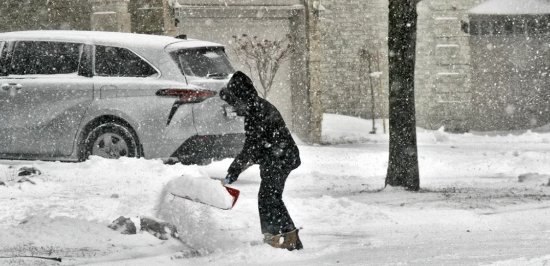 ΗΠΑ: Η χιονοθύελλα &quot;δεν τελείωσε&quot; προειδοποιούν οι αρχές - Χωρίς ρεύμα παραμένουν χιλιάδες άνθρωποι