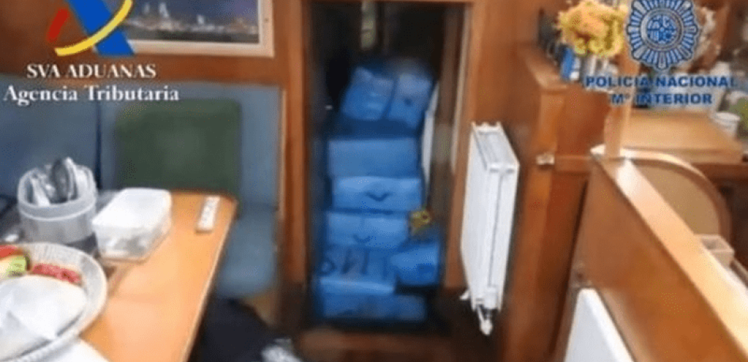 Η ισπανική αστυνομία «ψάρεψε» σχεδόν 4,5 τόνους ναρκωτικών από σκάφος (βίντεο)