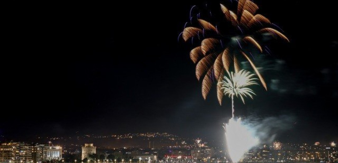 Το 2023 έφτασε με χιλιάδες πυροτεχνήματα που φώτισαν τη Θεσσαλονίκη