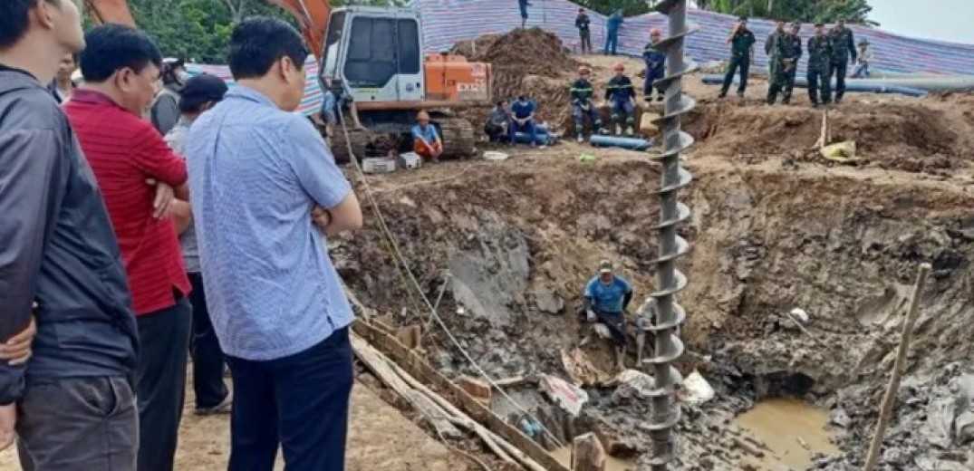 Βιετνάμ: Πέθανε 10χρονο αγόρι που είχε εγκλωβιστεί σε κούφια τσιμεντένια κολόνα οικοδομής