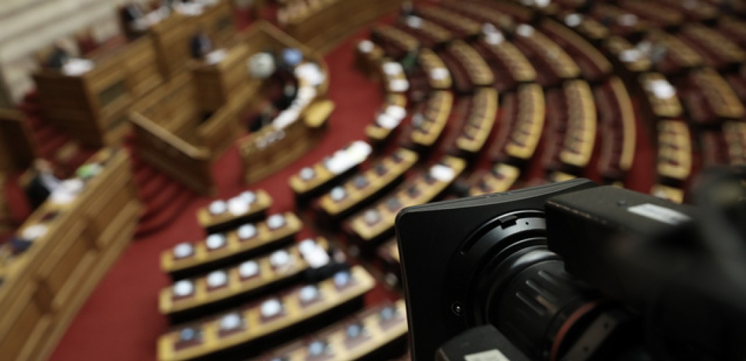 Βουλή: Δεκτό κατά πλειοψηφία το ν&#x2F;σ με τα μέτρα στήριξης για το δυστύχημα στα Τέμπη