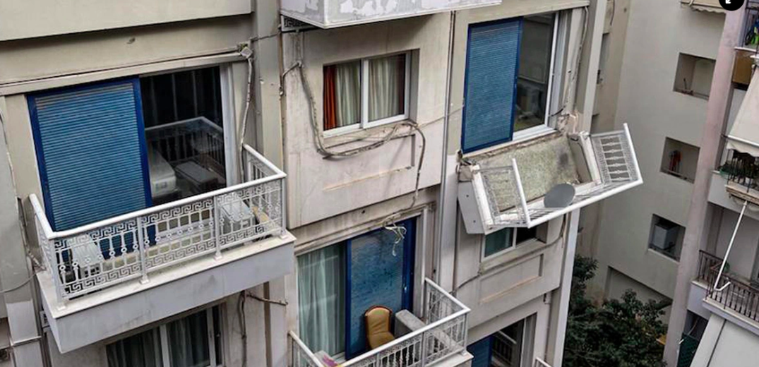 Μπαλκόνι ξενοδοχείου κρέμεται πάνω απο τα κεφάλια των περαστικών 