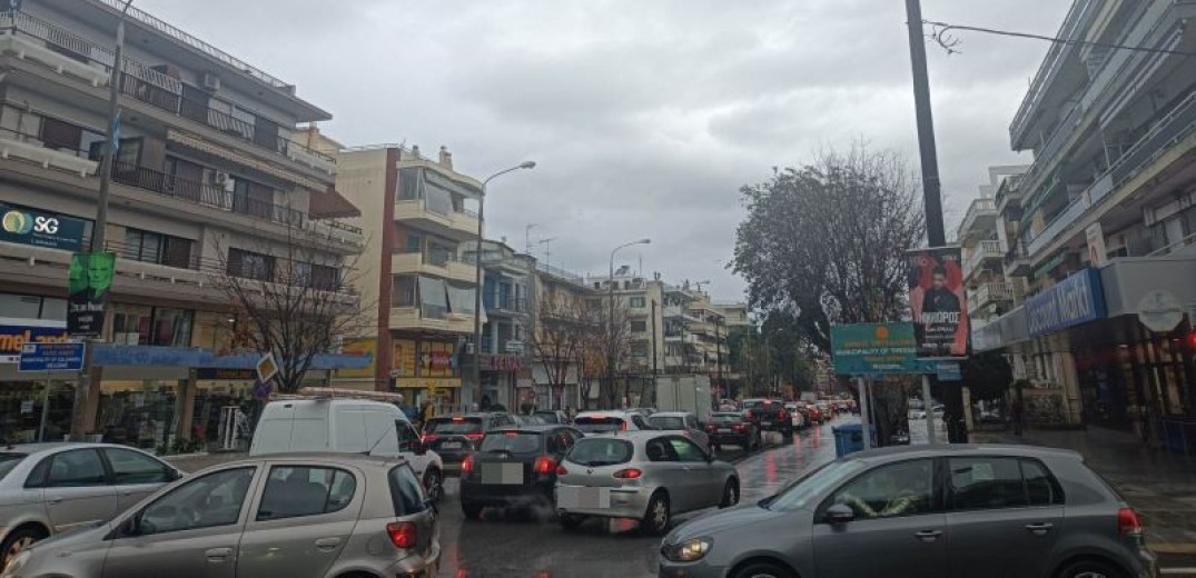 Κυκλοφοριακό χάος έφερε η βροχή στη Θεσσαλονίκη (φωτ.)