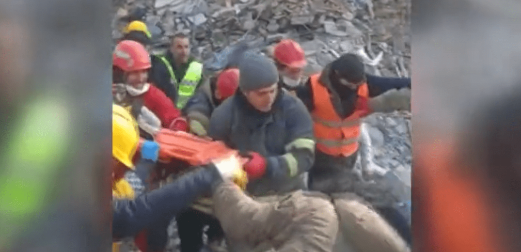 Ακόμη ένα «θαύμα» στην Τουρκία: Βρέφος δύο μηνών ζωντανό 128 ώρες μετά το σεισμό (βίντεο)