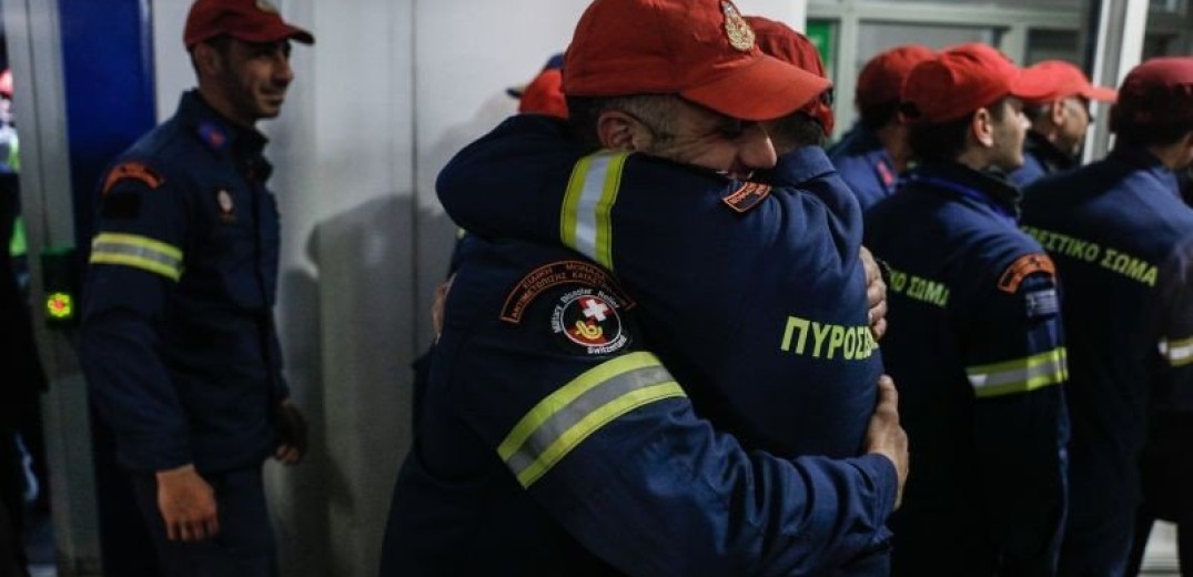 Σεισμός στην Τουρκία: Συγκίνηση και λουλούδια για την ΕΜΑΚ στη Θεσσαλονίκη - «Μας αγκάλιασαν, μας έλεγαν αδέρφια» (βίντεο, φωτ.)