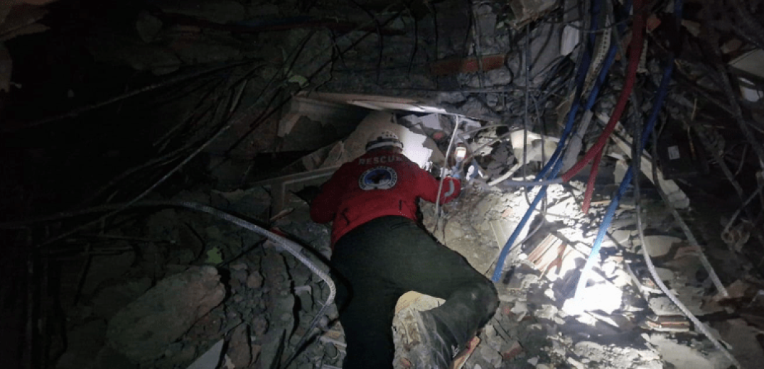 Φονικός σεισμός: Ψάχνουν επιζώντα στα συντρίμμια οι Έλληνες Διασώστες - Δείτε λεπτό προς λεπτό