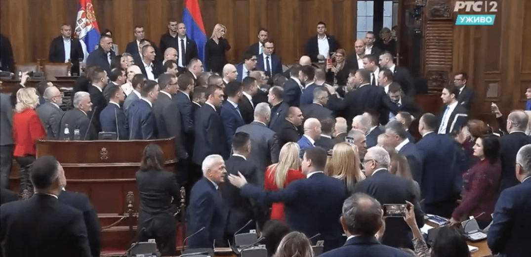 Εκρηκτικό κλίμα στη σερβική Βουλή - Διαβεβαιώσεις Βούτσιτς ότι δεν αναγνωρίσει ποτέ ανεξάρτητο Κόσοβο (βίντεο)