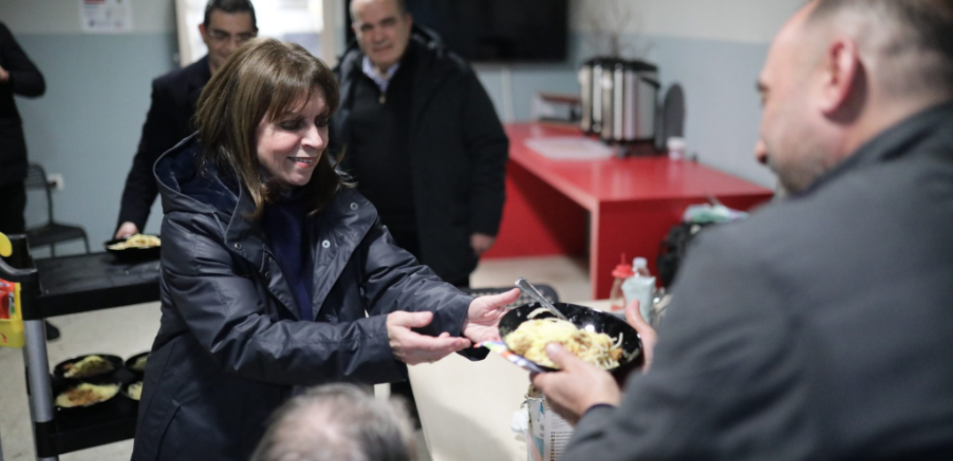 Η Κατερίνα Σακελλαροπούλου μοίρασε φαγητό σε άστεγους στο λιμάνι του Πειραιά (φωτ.)