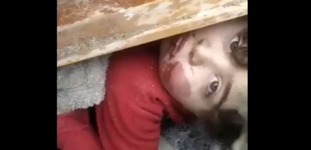 Σεισμός στην Τουρκία: Πλάνα που συγκλονίζουν - Η στιγμή που δύο παιδάκια ανασύρονται ζωντανά από τα συντρίμμια (βίντεο)