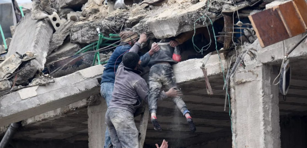 Συρία: Το Χαλέπι σκάβει νέους τάφους και προσεύχεται για τους εγκλωβισμένους από τους σεισμούς