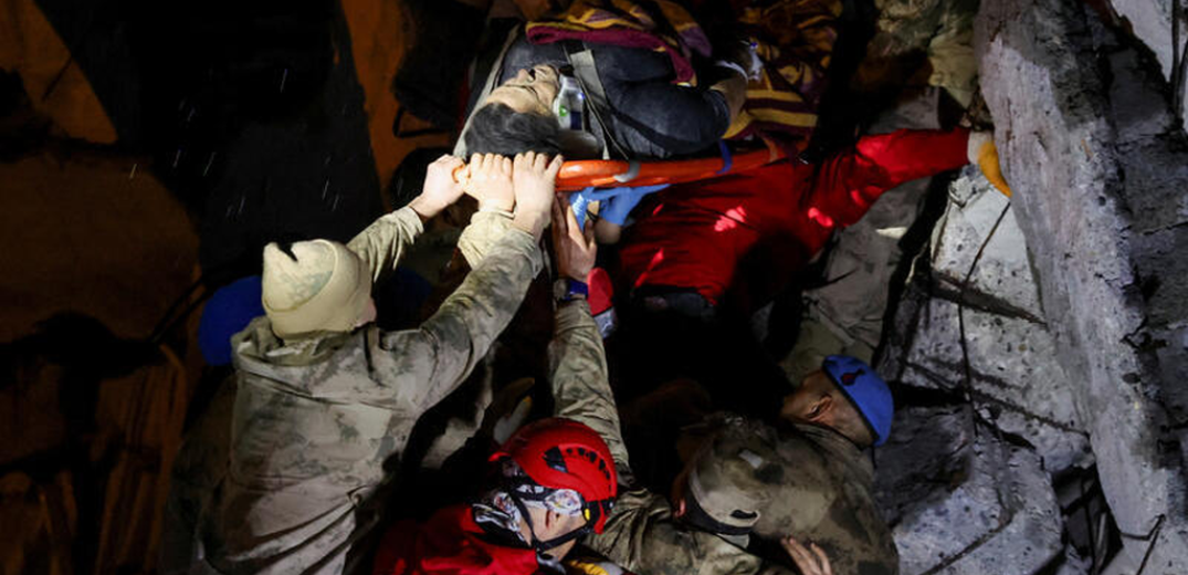Τουρκία: Ήρωες γιατροί και διασώστες μάχονται για να ανασύρουν επιζώντες και να θεραπεύσουν τραυματίες (βίντεο)