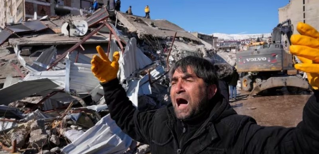 Σεισμοί σε Τουρκία και Συρία: «Τα κτίρια τινάχτηκαν στον αέρα σαν να τους έβαλαν δυναμίτες» (βίντεο)