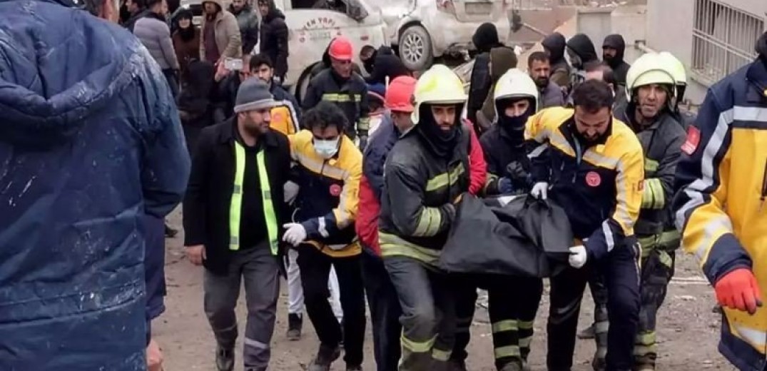 Σεισμός στην Τουρκία: Η στιγμή της ελπίδας μέσα στα συντρίμμια - Διασώθηκε σε ζωντανή σύνδεση (βίντεο)