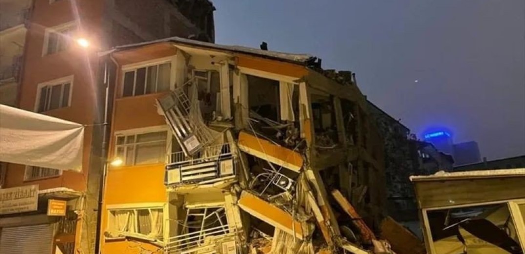 Φονικός σεισμός: Τούρκος στρατιώτης σκαρφάλωσε στα συντρίμμια για να βρει το κινητό μίας 75χρονης 