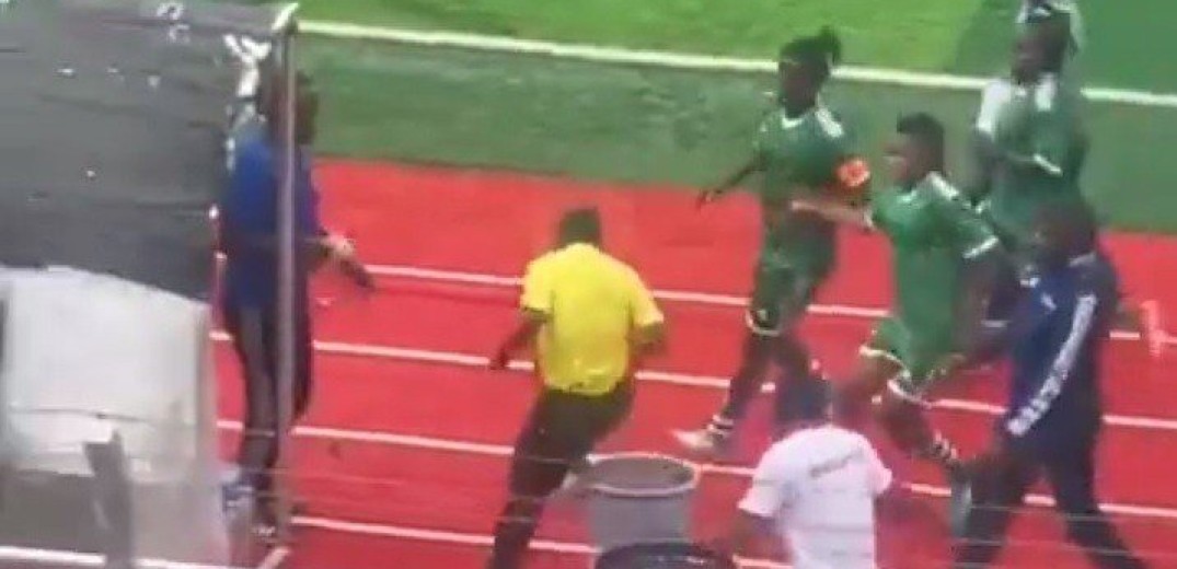 Ποδοσφαιρίστριες στο Κονγκό έσπασαν στο ξύλο διαιτητή για ένα πέναλτι - Δείτε το βίντεο