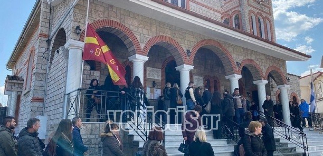 Βέροια: Απέραντη θλίψη στην κηδεία της 36χρονης στρατιωτικού Έλενας Δουρμίκα, θύμα της τραγωδίας στα Τέμπη (φωτ.)