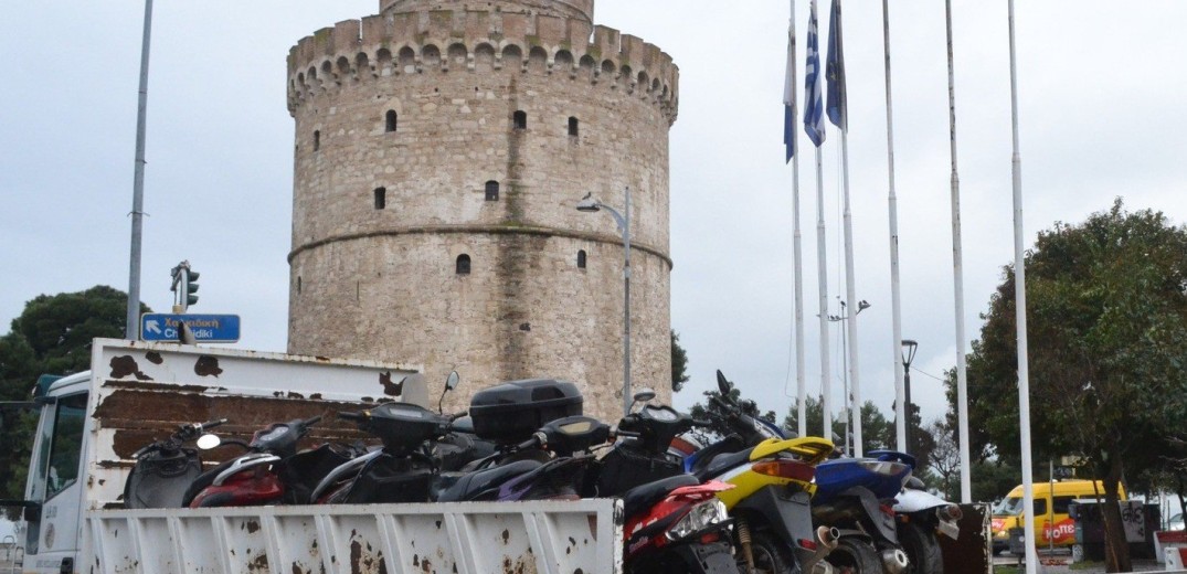 Θεσσαλονίκη: Επιχείρηση απομάκρυνσης εγκαταλειμμένων δικύκλων (φωτ.)