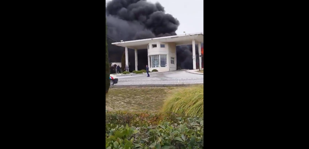 Από θαύμα γλίτωσαν επιβάτες και οδηγός λεωφορείου στον Εύοσμο - Έπιασε φωτιά στη στάση (βίντεο) 