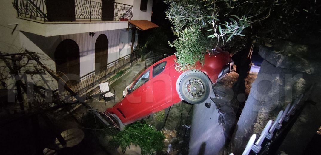 Θεσσαλονίκη: Αυτοκίνητο κατέληξε σε αυλή σπιτιού στο Πανόραμα - Δείτε φωτογραφίες