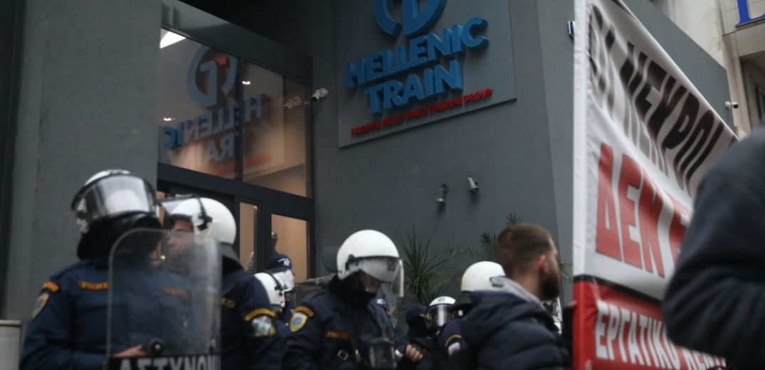 Στα γραφεία της Hellenic Train διαδηλωτές για δεύτερη ημέρα (φωτ.)