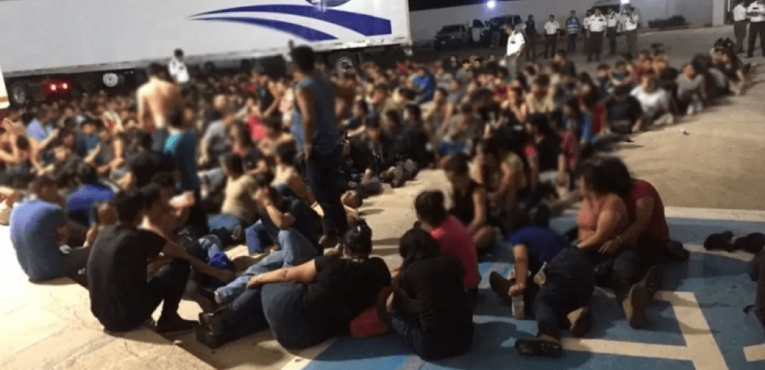 Δράμα στο Μεξικό: Βρέθηκαν πάνω από 100 παιδιά σε παρατημένη νταλίκα (βίντεο)