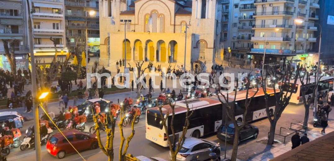 Θεσσαλονίκη: Μοτοπορεία διανομέων για την τραγωδία στα Τέμπη (βίντεο)