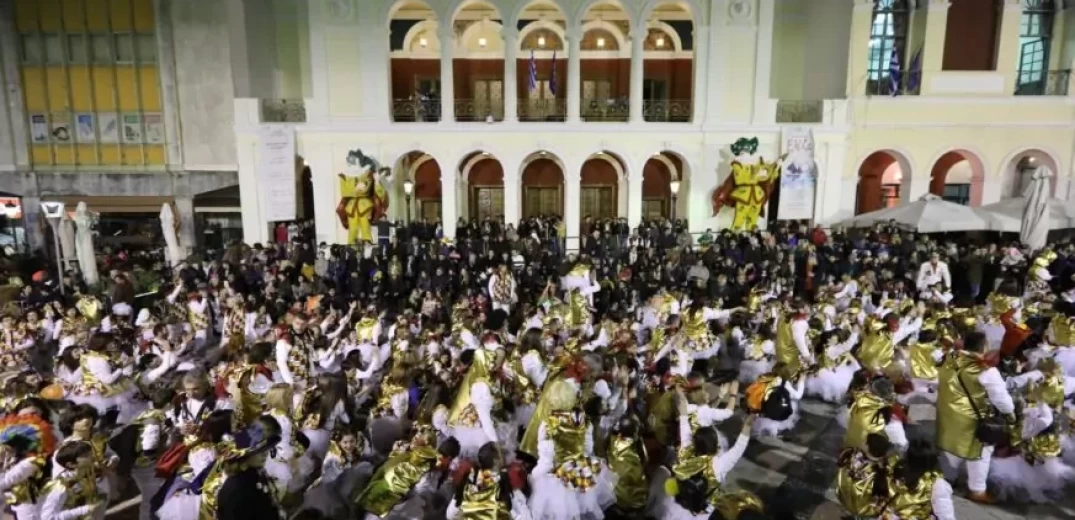 Χαμός στο Καρναβάλι της Πάτρας - Δείτε σε βίντεο ζωντανά τη «νυχτερινή ποδαράτη»