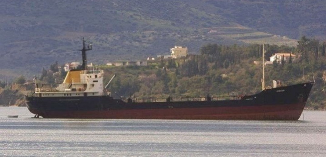 Αποκολλήθηκε φορτηγό πλοίο που είχε προσαράξει σε βραχώδη περιοχή της Τήλου