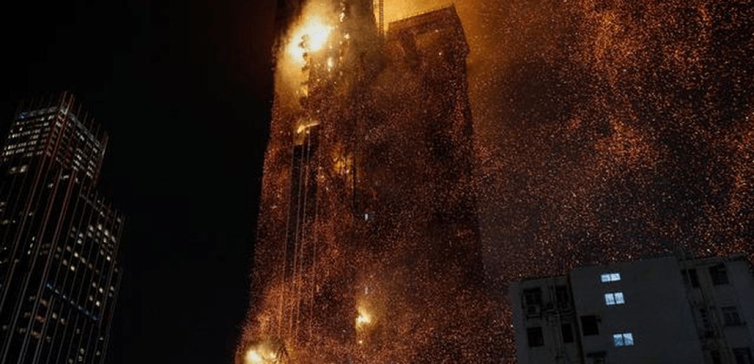 Στις φλόγες τυλίχθηκε ημιτελής ουρανοξύστης στο Χονγκ Κονγκ (βίντεο)