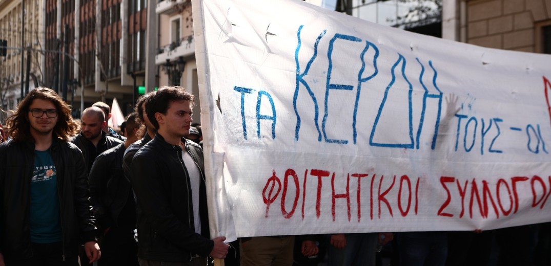 «Για τα παιδιά στα Τέμπη»: Συγκέντρωση μαθητών και φοιτητών στα Προπύλαια - Στα γραφεία της Hellenic Train η πορεία