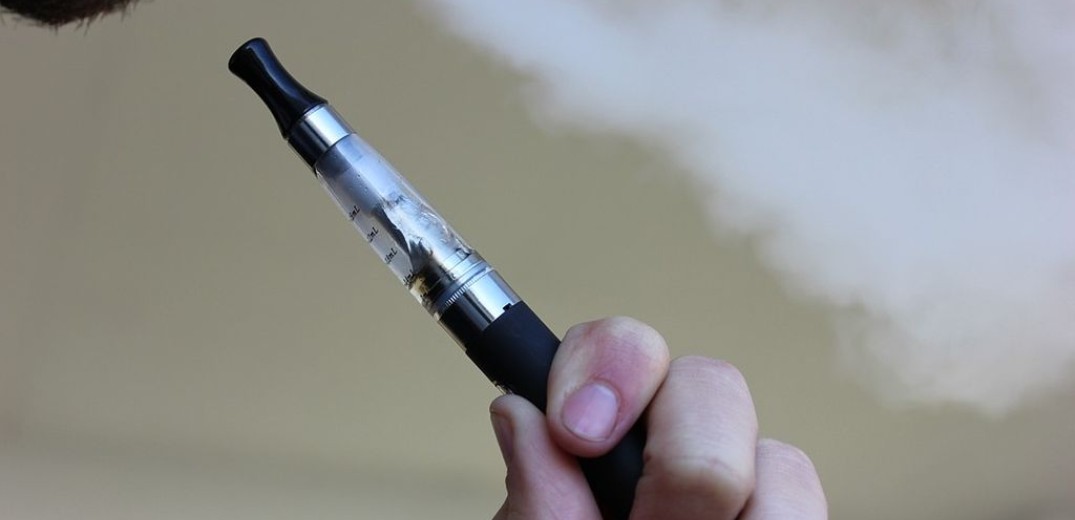 Έρευνα: Πώς το άτμισμα ηλεκτρονικού τσιγάρου συνδέεται με αυξημένο κίνδυνο κορονοϊού