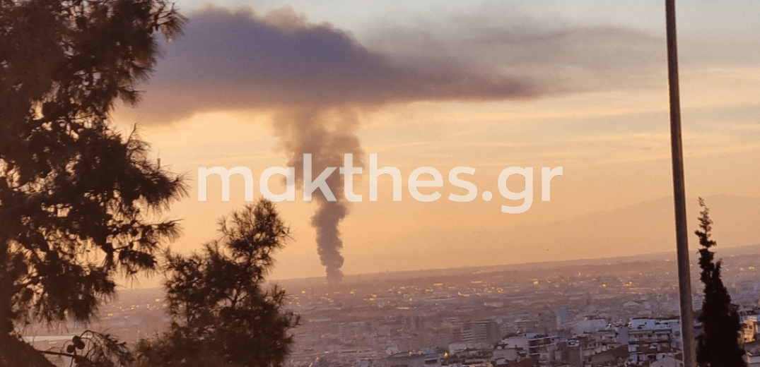 Σίνδος: Ολοκληρώθηκε η κατάσβεση της φωτιάς που ξέσπασε σε εγκαταλελειμμένο εργοστάσιο 