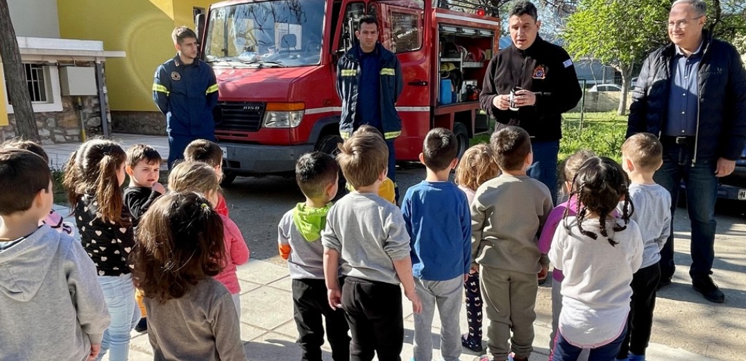 Θεσσαλονίκη: Πυροσβέστες έκαναν παρουσίαση στα παιδιά του «Ουράνιου Τόξου» (φωτ.)