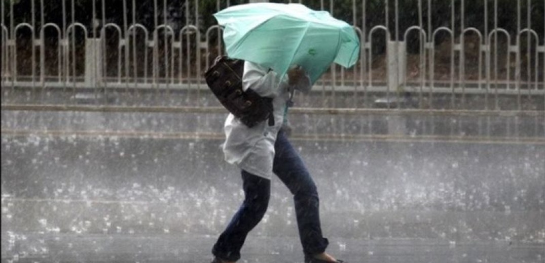 Χειμωνιάτικη Τρίτη σήμερα: Θυελλώδεις άνεμοι, βροχές και πτώση θερμοκρασίας - Ενισχυμένος βαρδάρης και πτώσεις δέντρων στη Θεσσαλονίκη (βίντεο)
