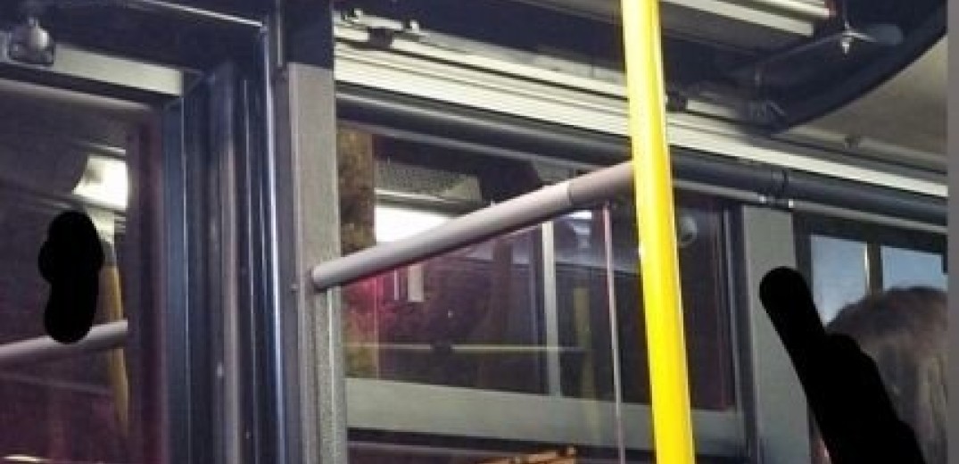 Αθήνα - Παρά λίγο ατύχημα σε λεωφορείο: Κατέρρευσε κομμάτι οροφής και έπεσε πάνω στους επιβάτες