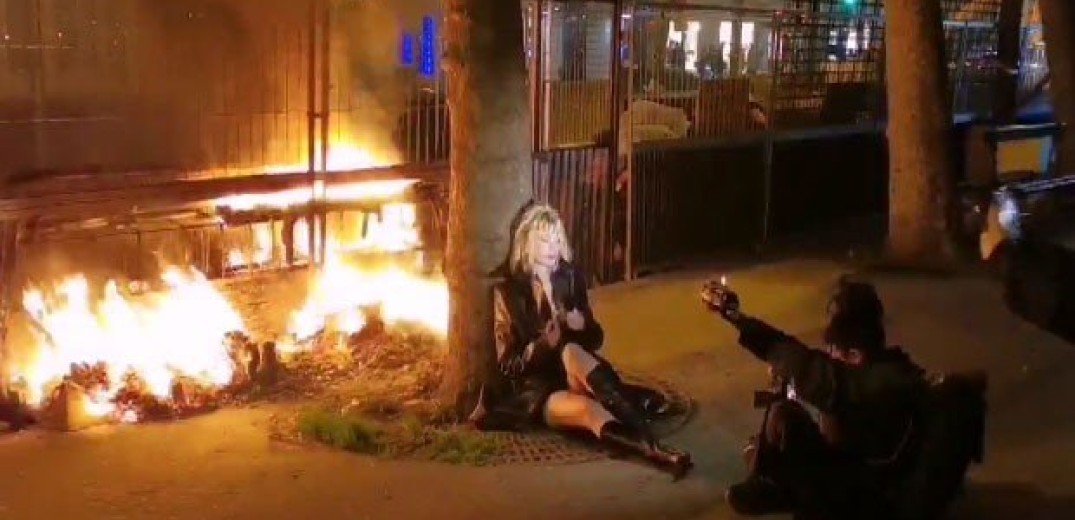 Γαλλία: Μοντέλο εκμεταλλεύεται το σκηνικό πολέμου και ποζάρει αμέριμνη μπροστά στις φλόγες (βίντεο)