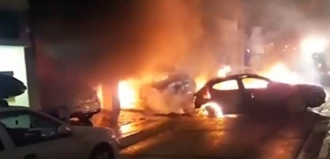Πυρκαγιά σε χώρο στάθμευσης πολυκατοικίας στα Σεπόλια - Στις φλόγες οχήματα και μοτοσικλέτες (βίντεο)